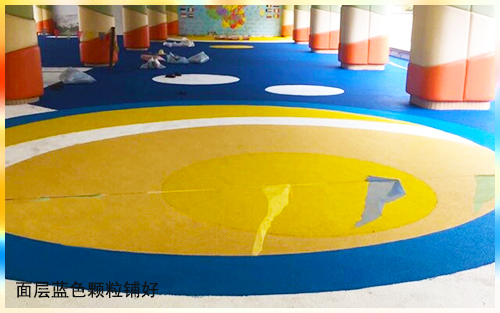 面層藍(lán)色顆粒鋪好