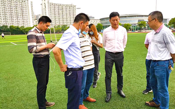 人造草足球場領(lǐng)導(dǎo)視察