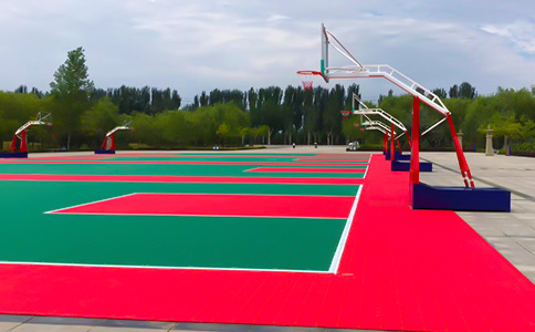 學(xué)?；@球場(chǎng)